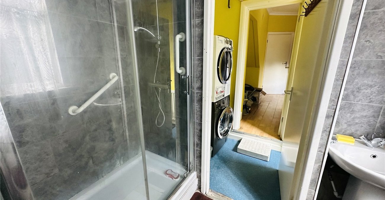 2 bedroom house for sale in London | Robinson Jackson