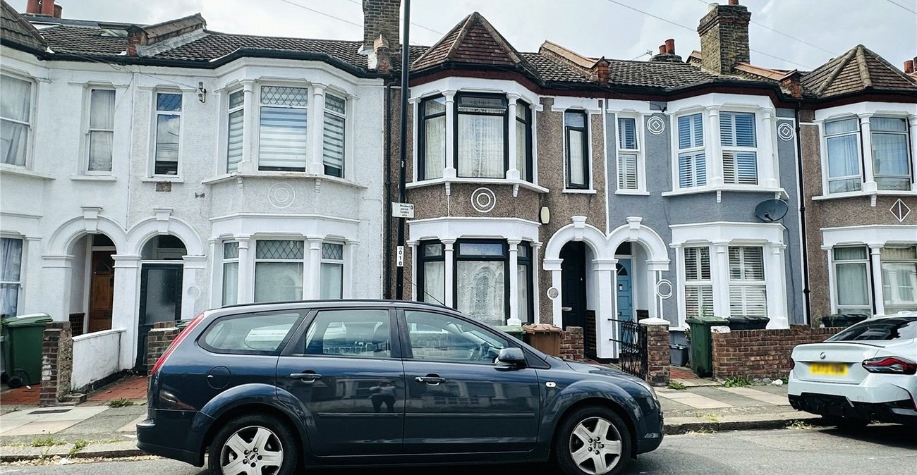 2 bedroom house for sale in London | Robinson Jackson