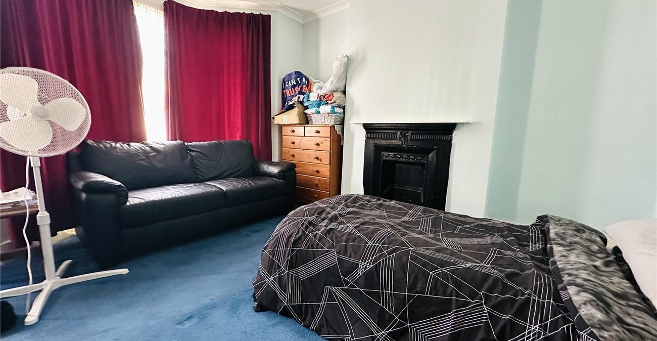 2 bedroom house for sale in London | Robinson Jackson