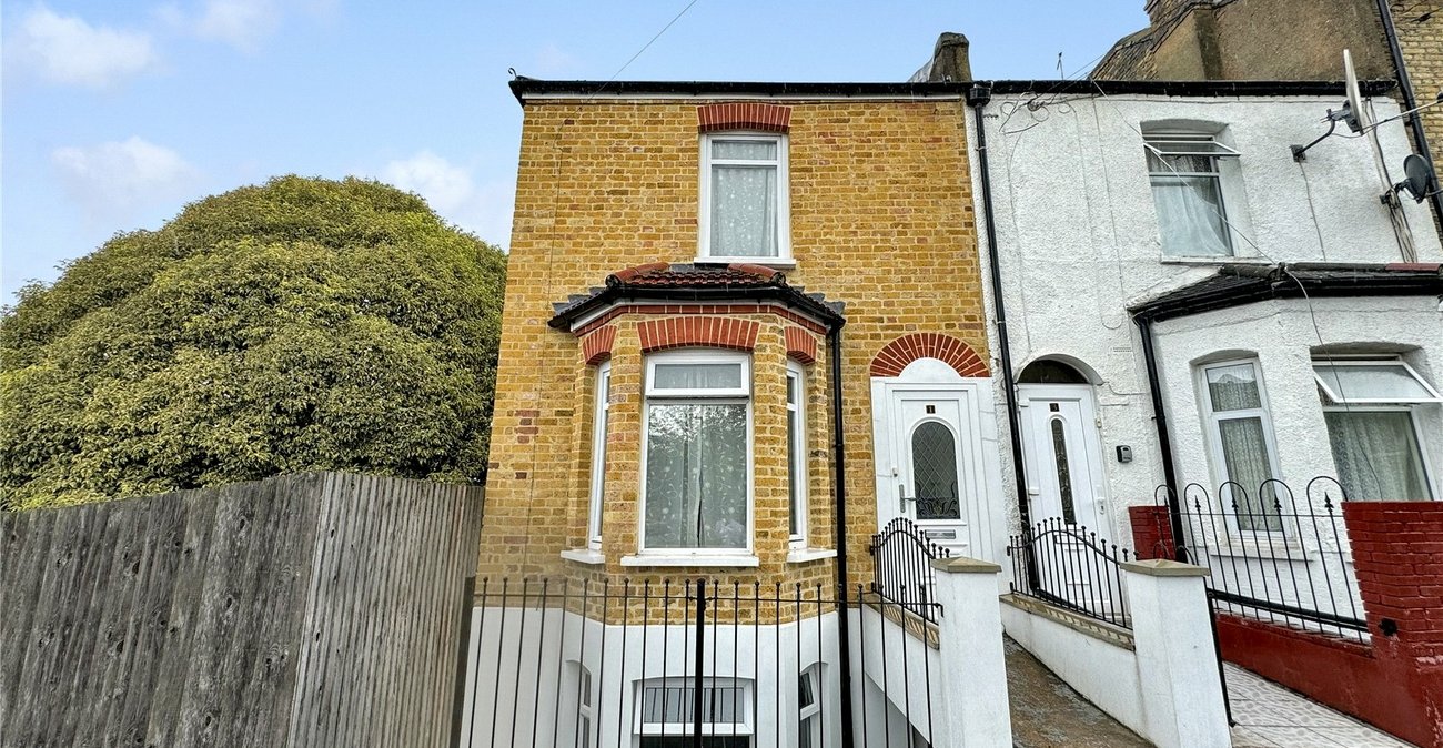 3 bedroom house for sale in London | Robinson Jackson