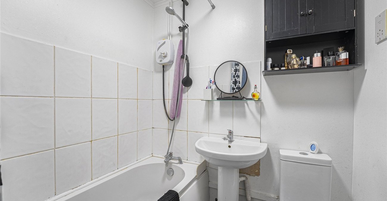 2 bedroom house for sale in Greenhithe | Robinson Jackson