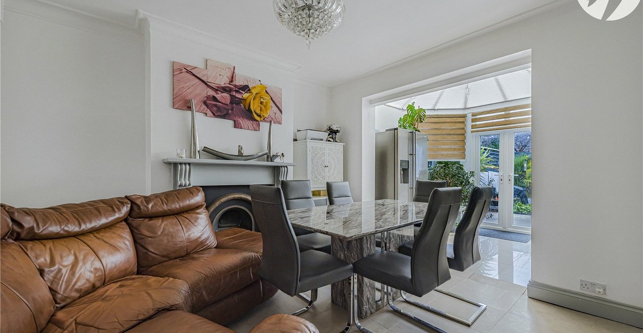 3 bedroom house for sale in London | Robinson Jackson