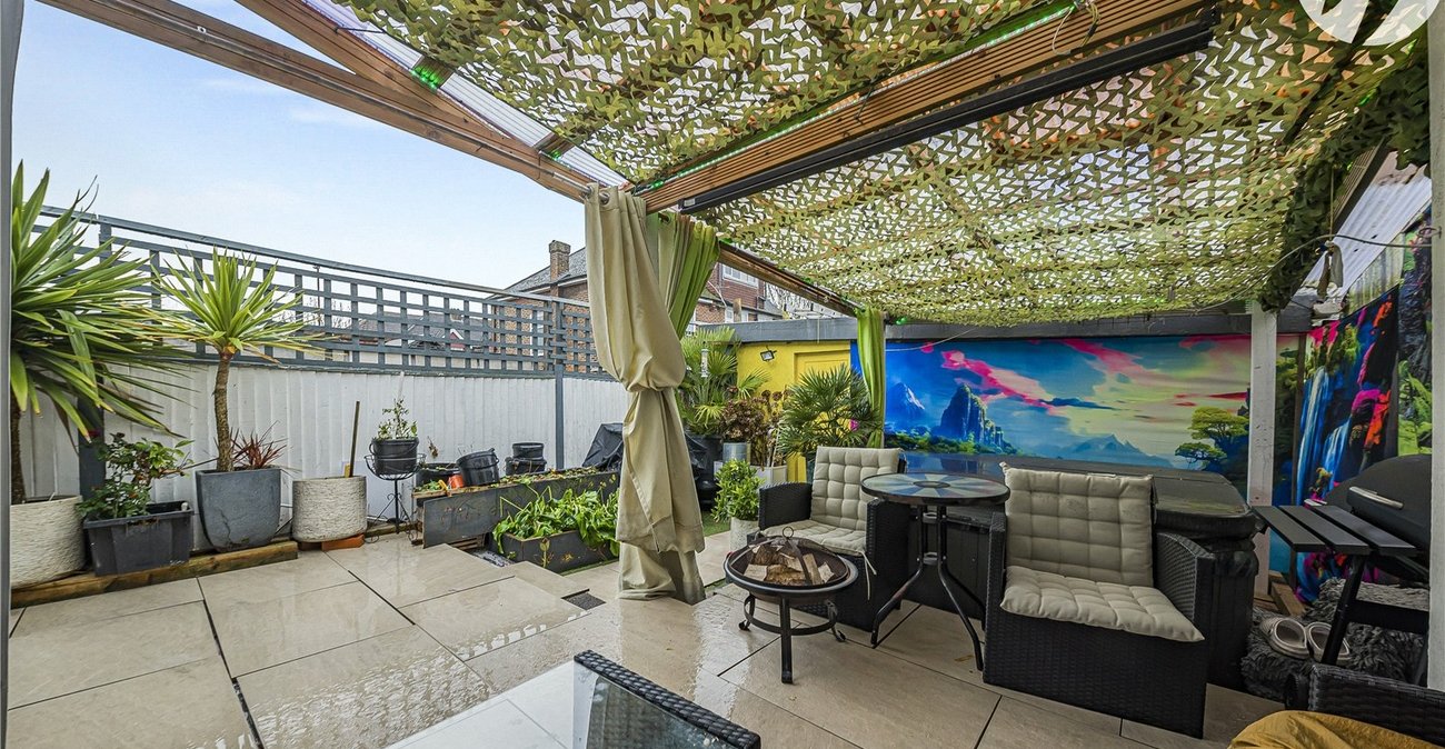 3 bedroom house for sale in London | Robinson Jackson