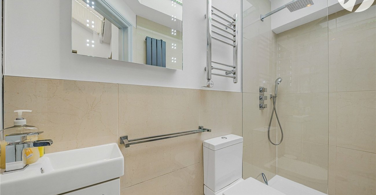 3 bedroom house for sale in London | Robinson Jackson