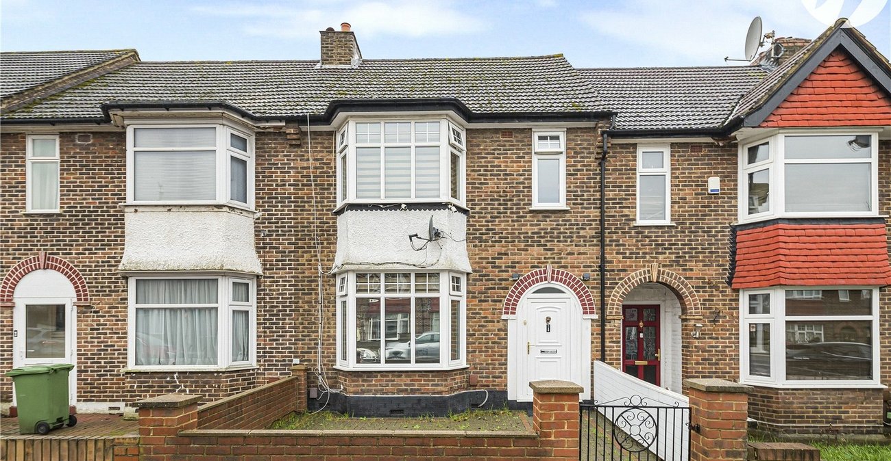 3 bedroom house for sale in London | Robinson Jackson