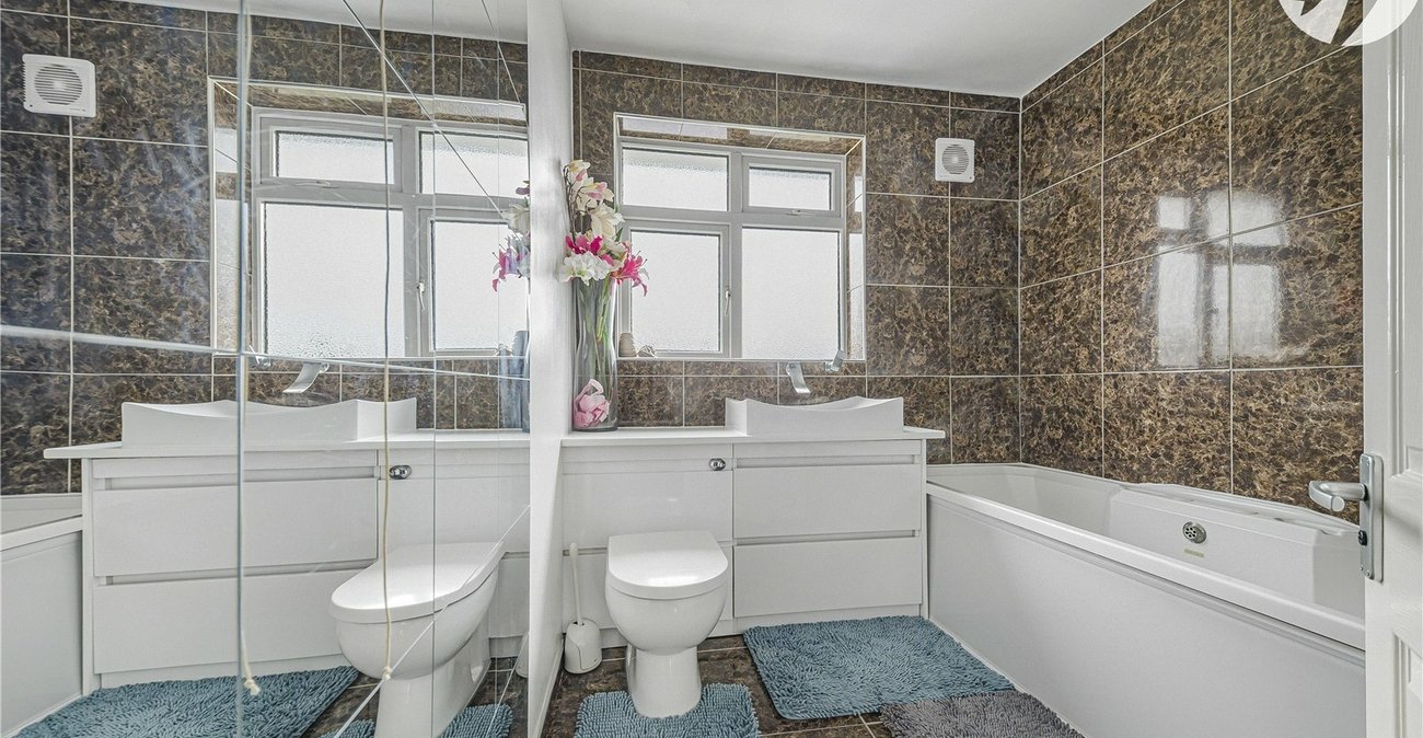 3 bedroom house for sale in London | Robinson Jackson