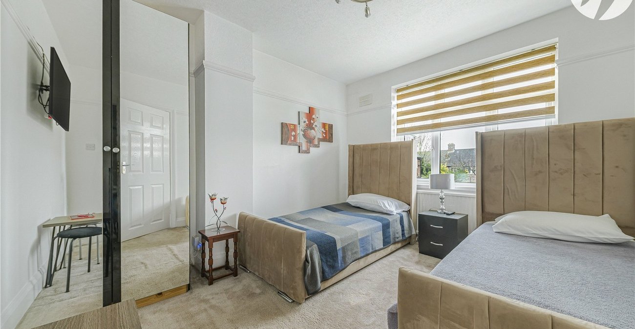 3 bedroom house for sale in London | Robinson Jackson