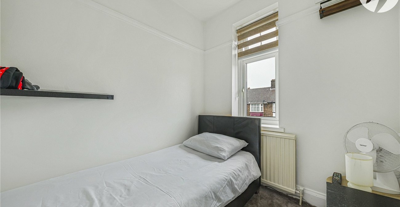 3 bedroom house for sale in London | Robinson Jackson