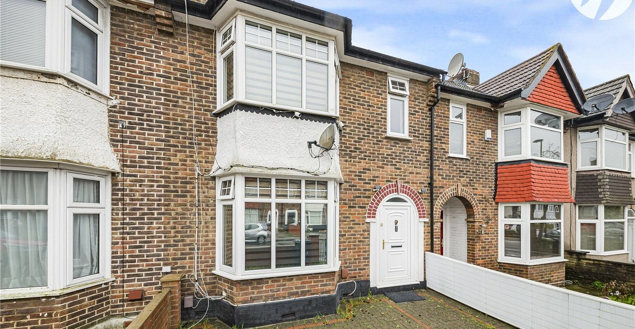 3 bedroom house for sale in London | Robinson Jackson