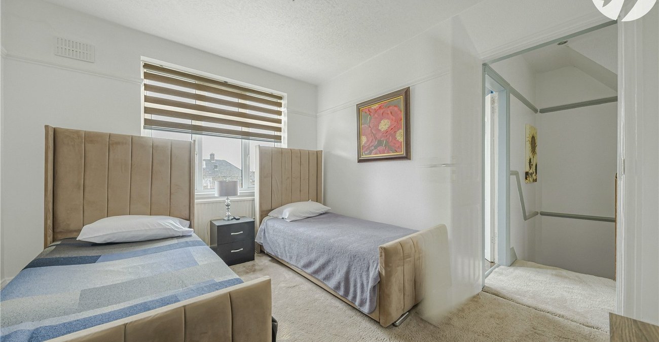 3 bedroom house for sale in London | Robinson Jackson