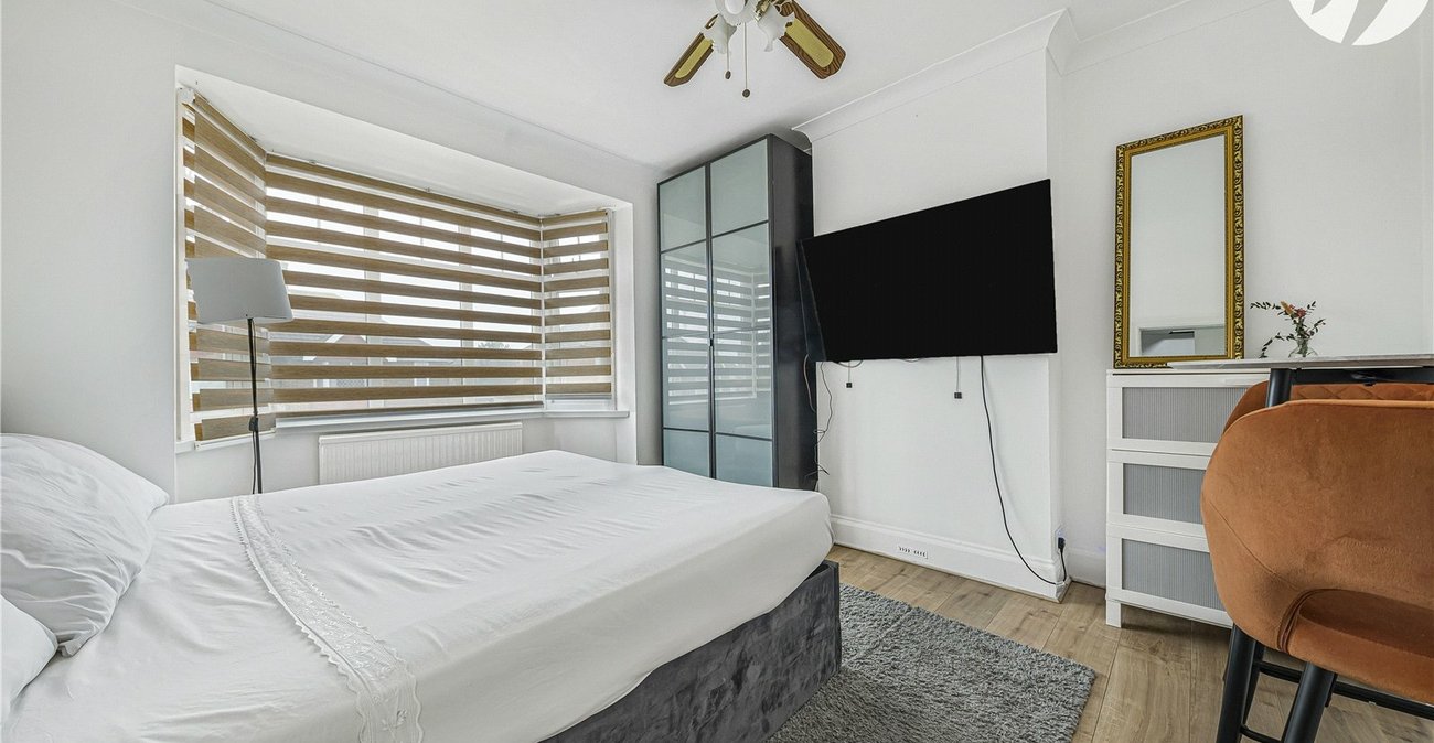 3 bedroom house for sale in London | Robinson Jackson