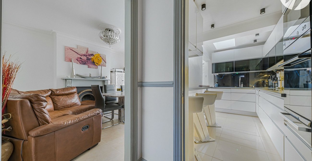 3 bedroom house for sale in London | Robinson Jackson