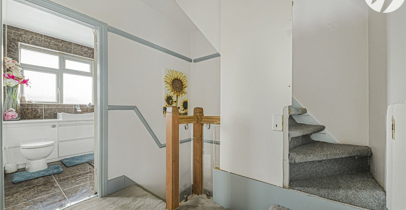 3 bedroom house for sale in London | Robinson Jackson