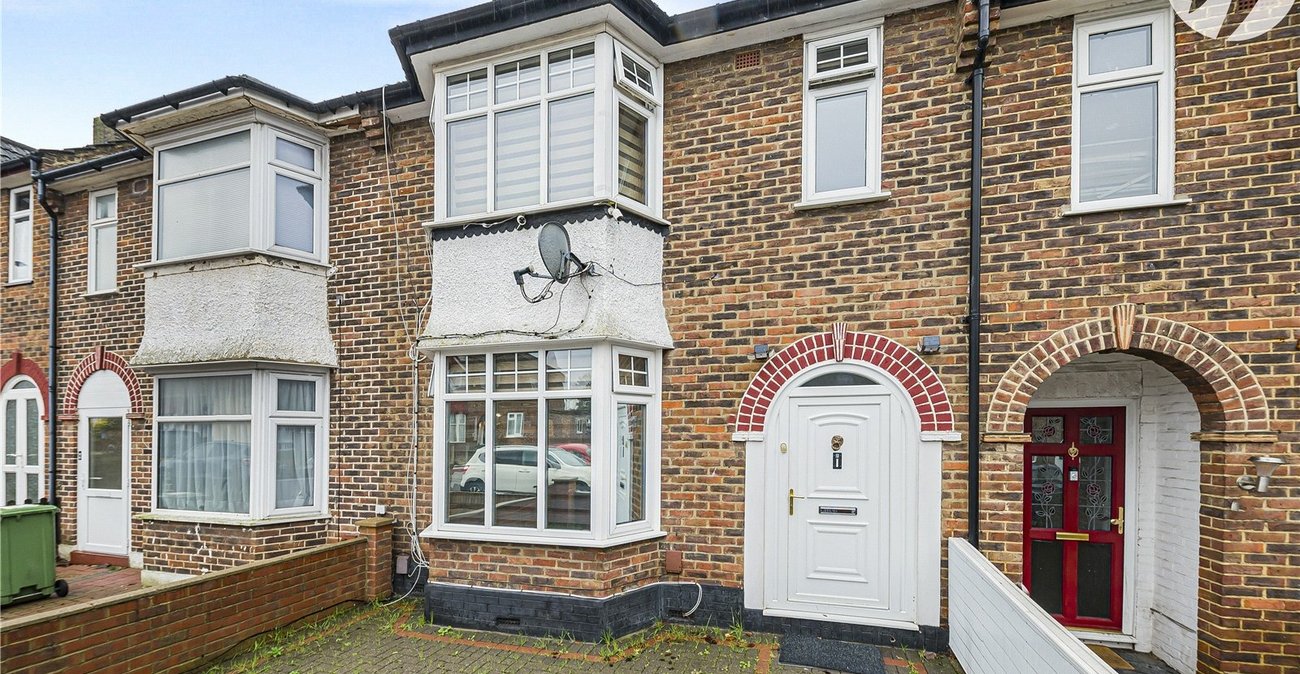 3 bedroom house for sale in London | Robinson Jackson