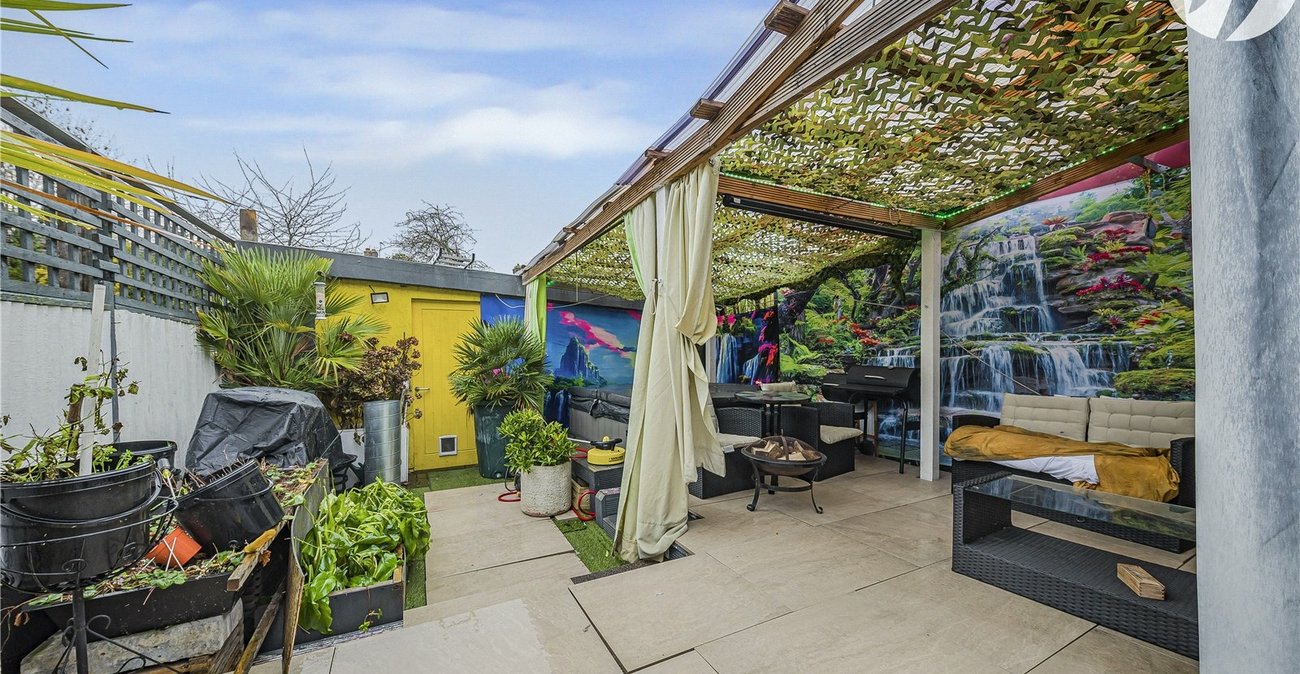 3 bedroom house for sale in London | Robinson Jackson