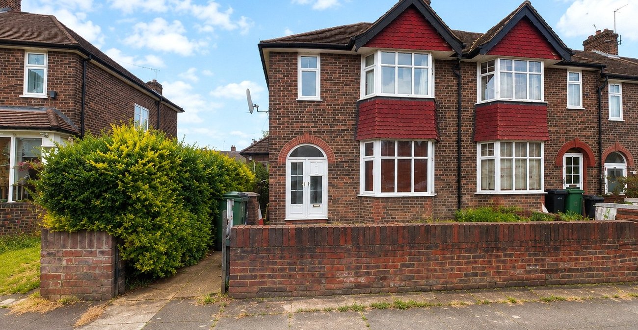 3 bedroom house for sale in London | Robinson Jackson