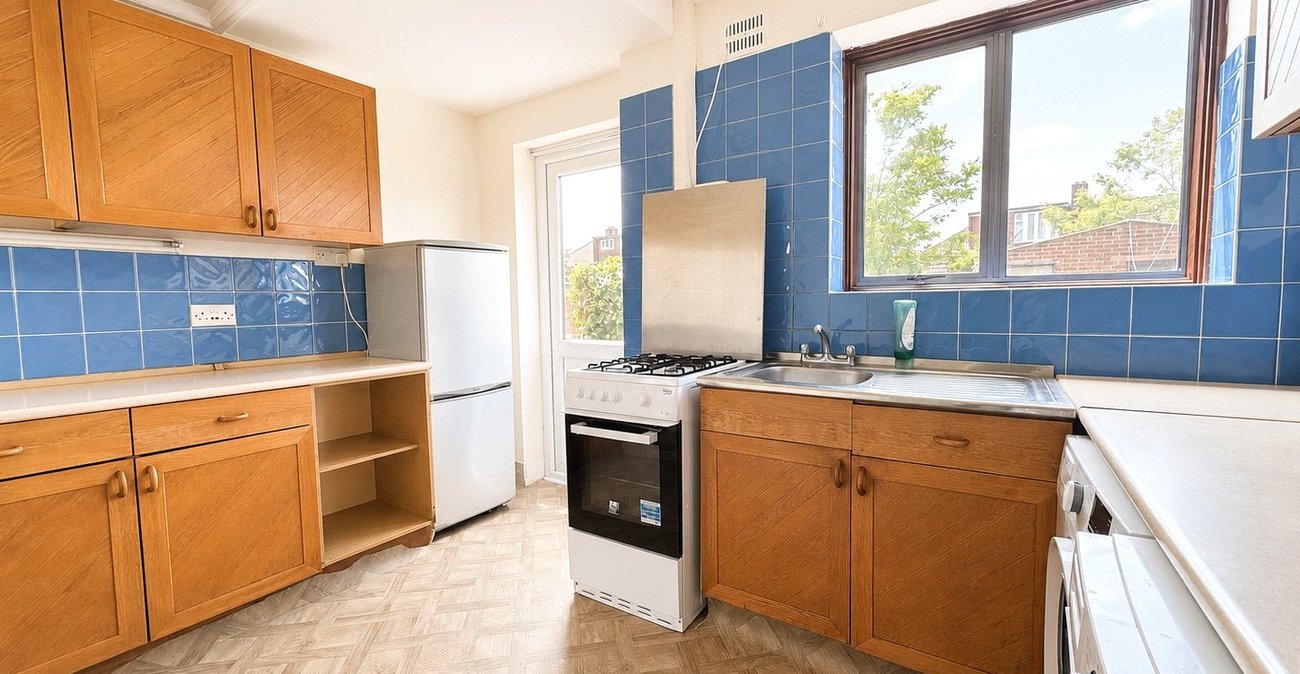 3 bedroom house for sale in London | Robinson Jackson