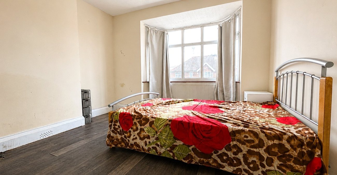 3 bedroom house for sale in London | Robinson Jackson