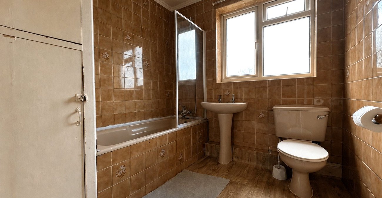 3 bedroom house for sale in London | Robinson Jackson