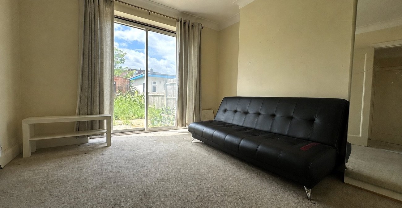 3 bedroom house for sale in London | Robinson Jackson