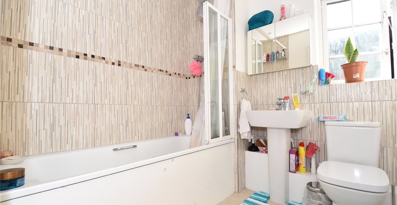 2 bedroom property for sale in Hextable | Robinson Jackson