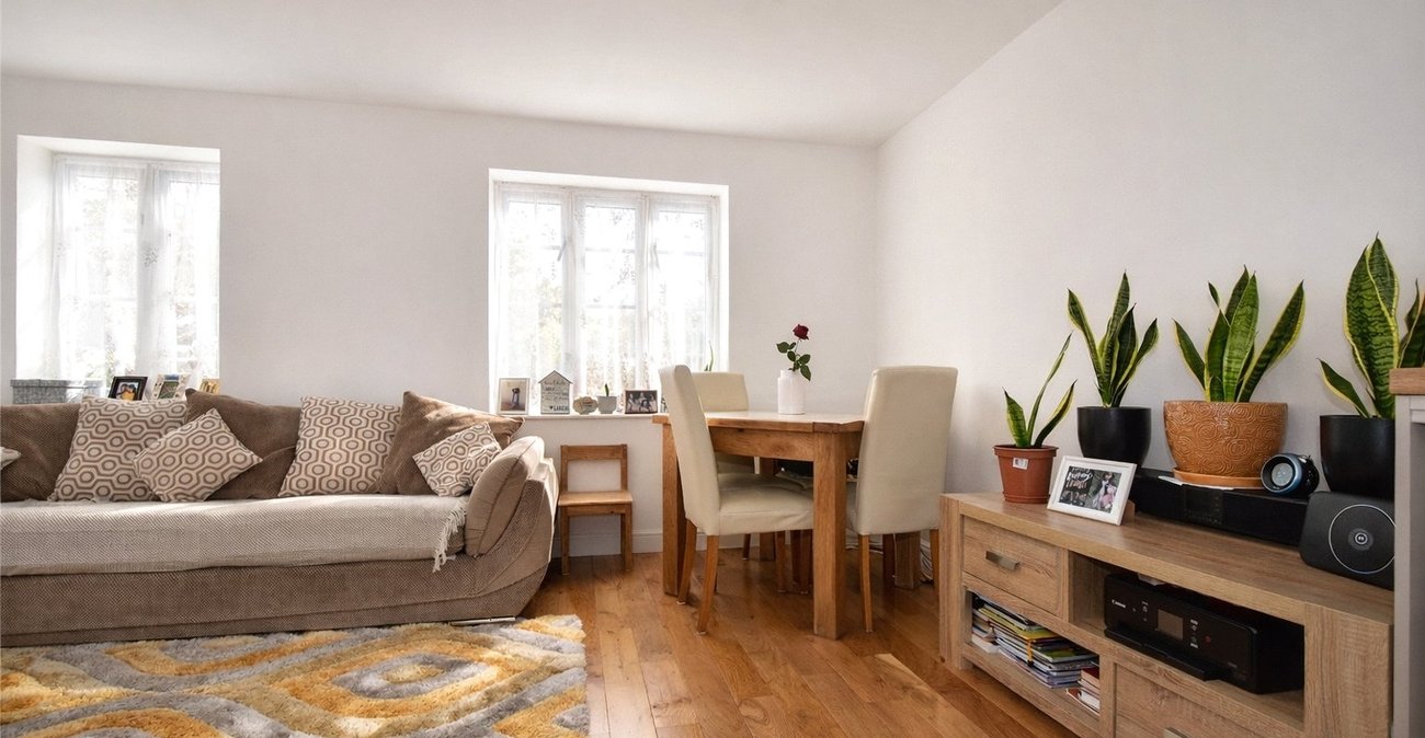 2 bedroom property for sale in Hextable | Robinson Jackson