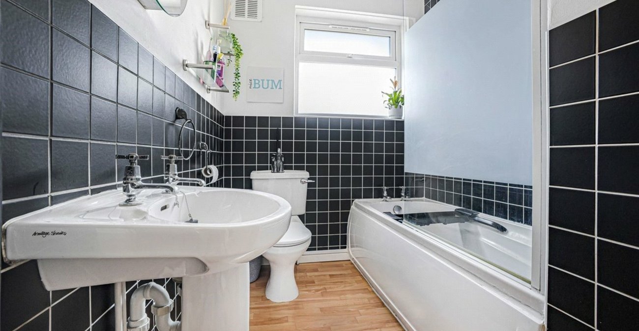2 bedroom property for sale in Bromley | Robinson Jackson