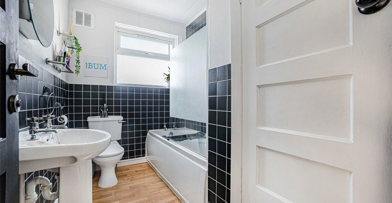 2 bedroom property for sale in Bromley | Robinson Jackson