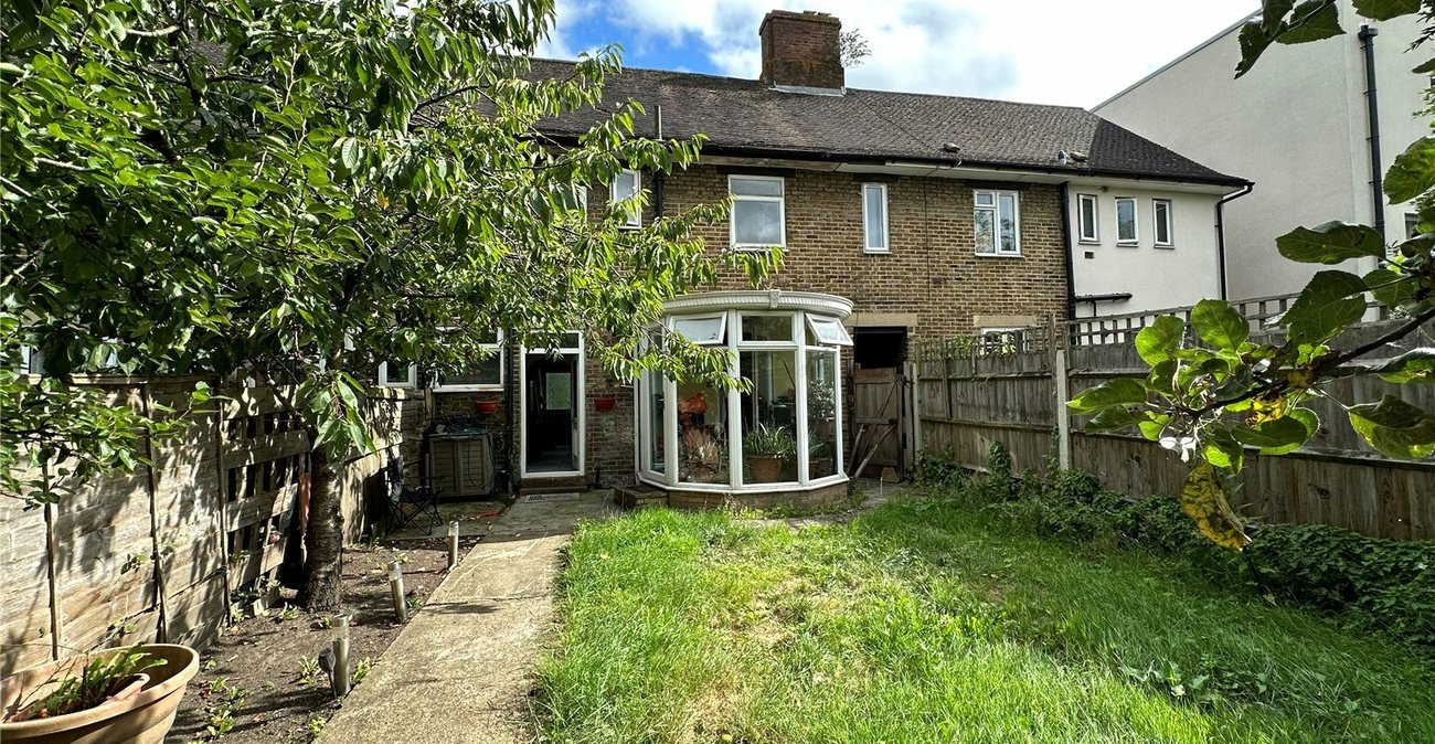 3 bedroom house for sale in London | Robinson Jackson