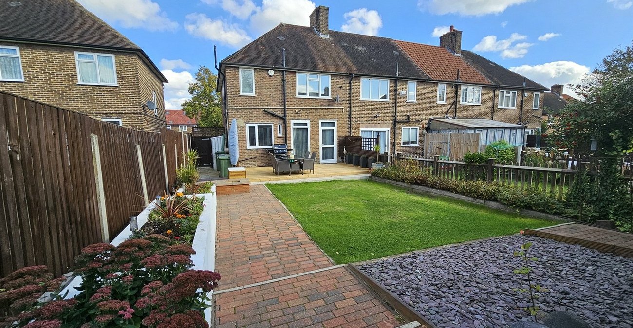 3 bedroom house for sale in London | Robinson Jackson