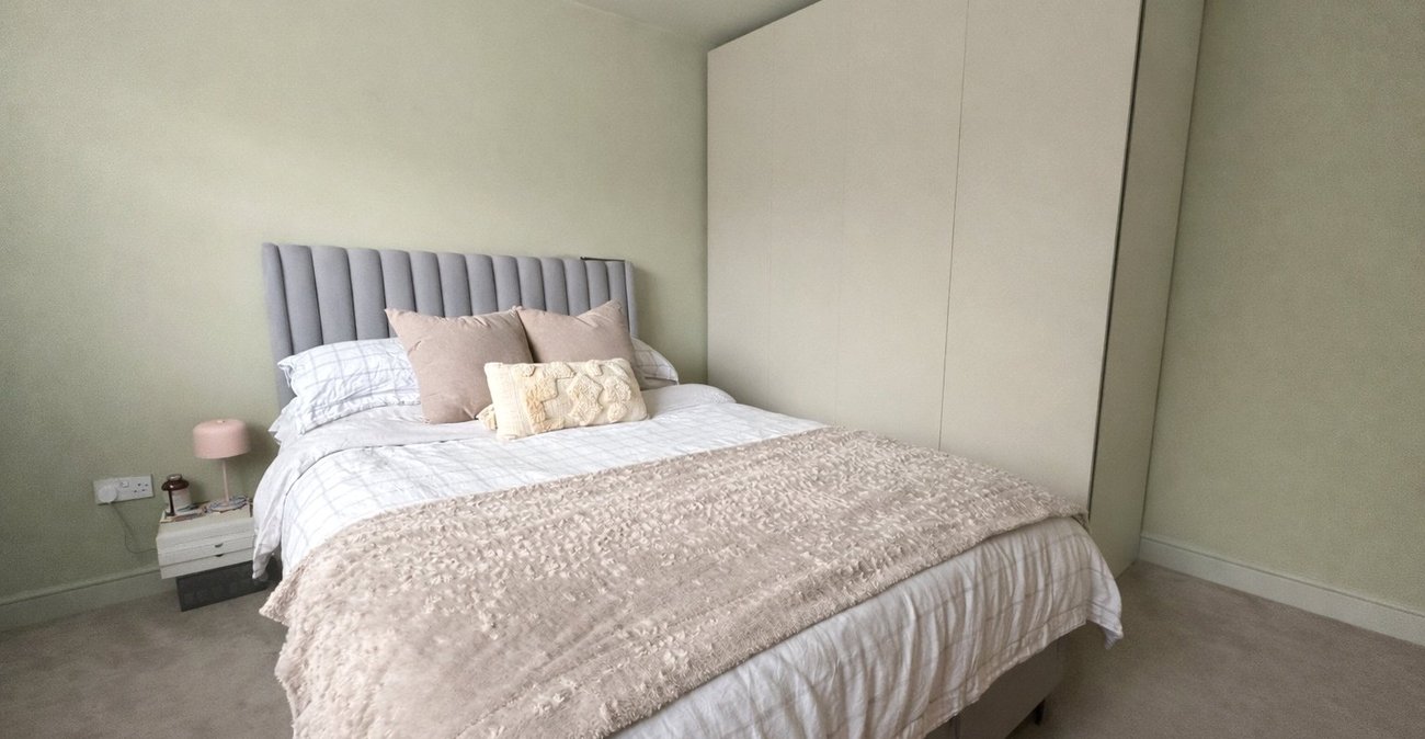 2 bedroom property for sale in London | Robinson Jackson