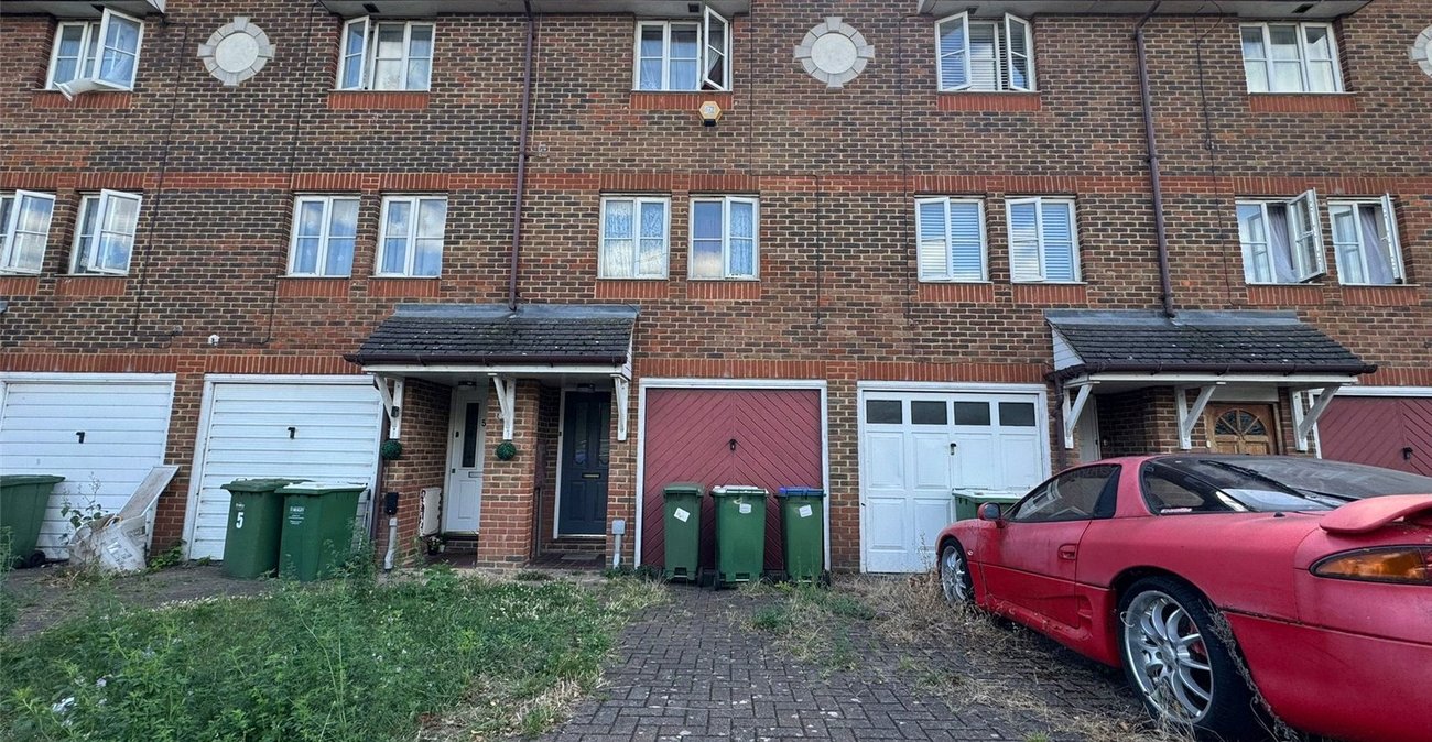3 bedroom property for sale in Thamesmead | Robinson Jackson