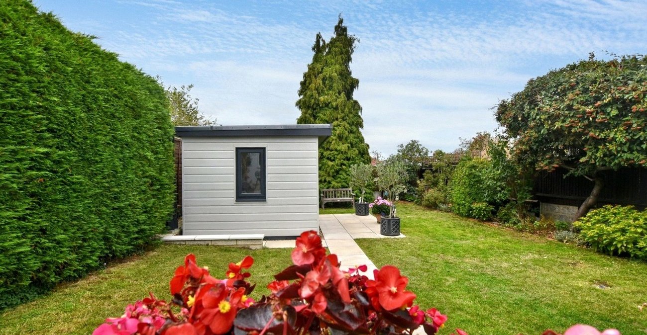 3 bedroom bungalow for sale in Bexleyheath | Robinson Jackson