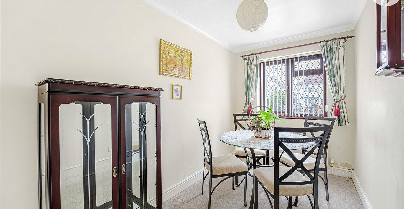 3 bedroom bungalow for sale in Greenhithe | Robinson Jackson