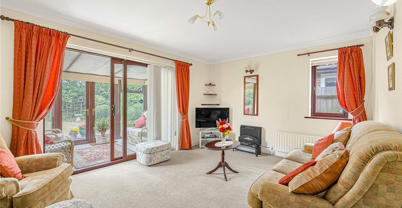 3 bedroom bungalow for sale in Greenhithe | Robinson Jackson