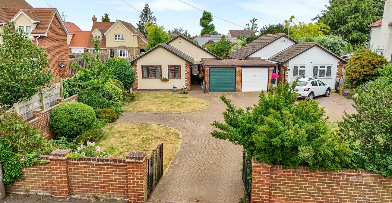 3 bedroom bungalow for sale in Greenhithe | Robinson Jackson