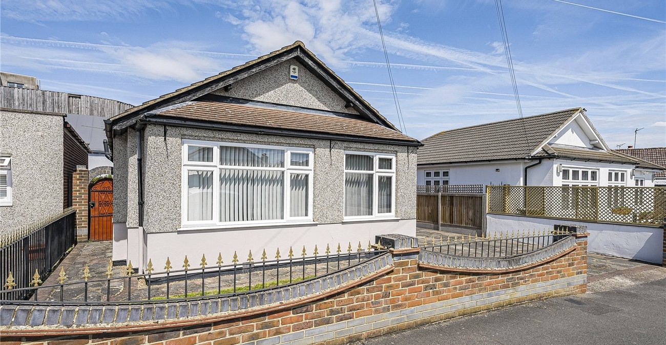 4 bedroom bungalow for sale in Welling | Robinson Jackson