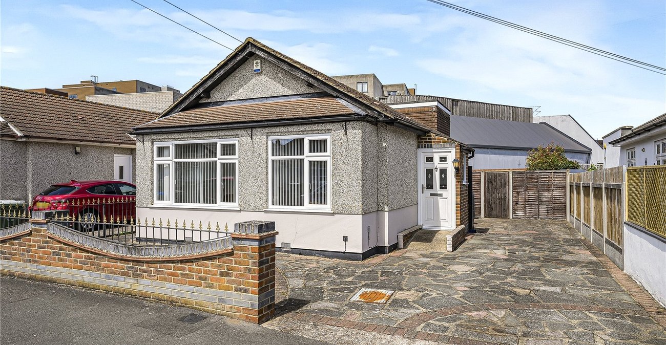 4 bedroom bungalow for sale in Welling | Robinson Jackson