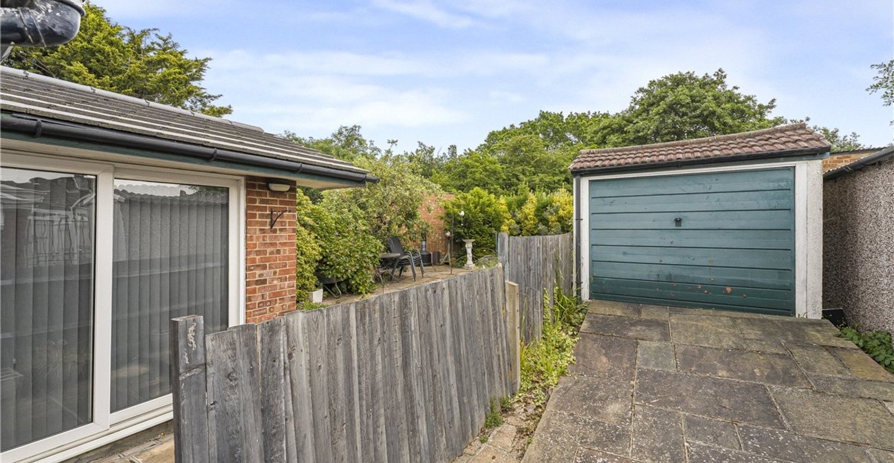 2 bedroom bungalow for sale in Orpington | Robinson Jackson