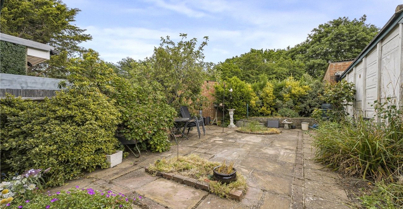 2 bedroom bungalow for sale in Orpington | Robinson Jackson
