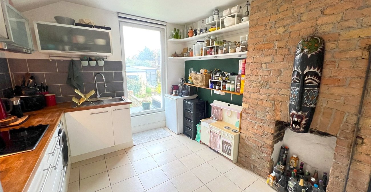 3 bedroom property for sale in Plumstead Common | Robinson Jackson