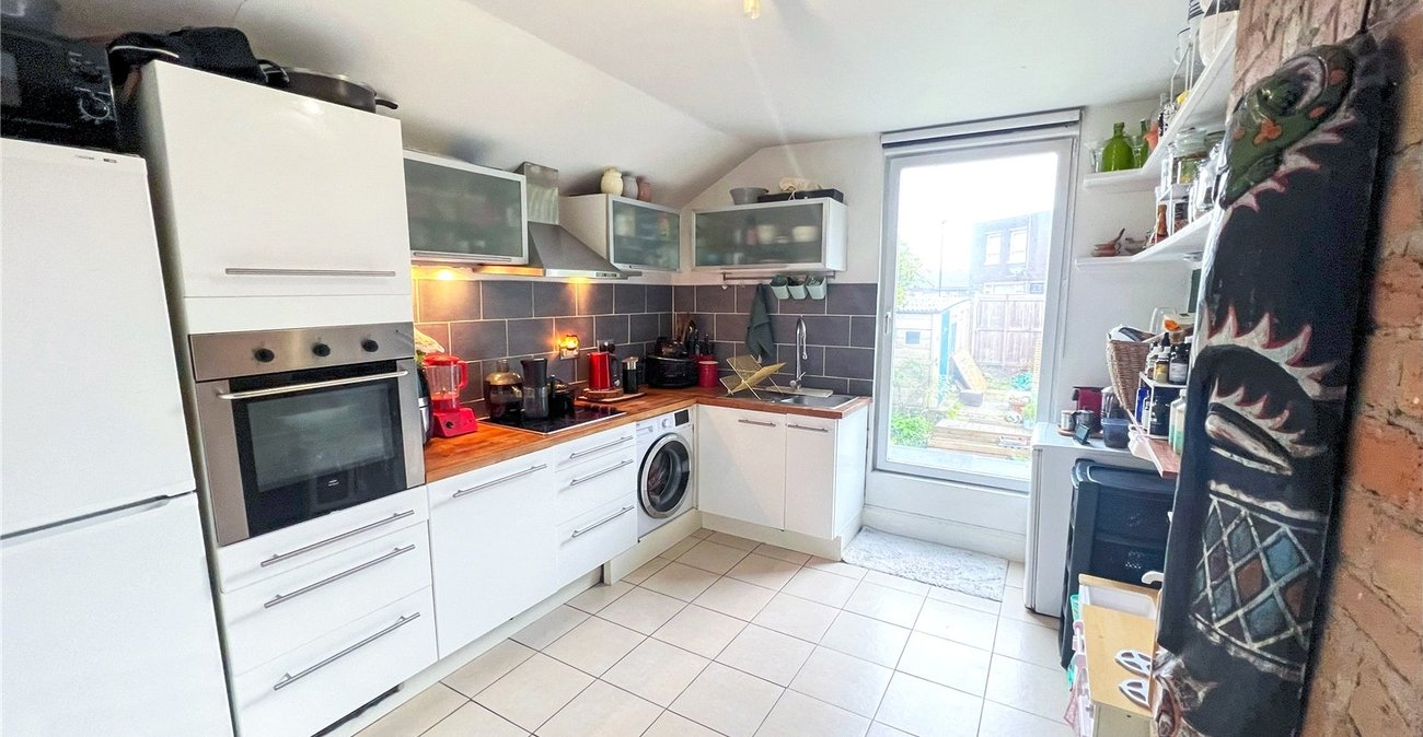 3 bedroom property for sale in Plumstead Common | Robinson Jackson