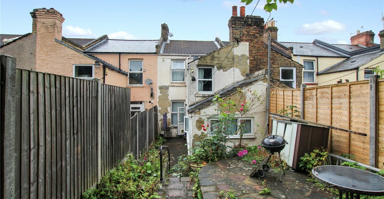 3 bedroom house for sale in London | Robinson Jackson