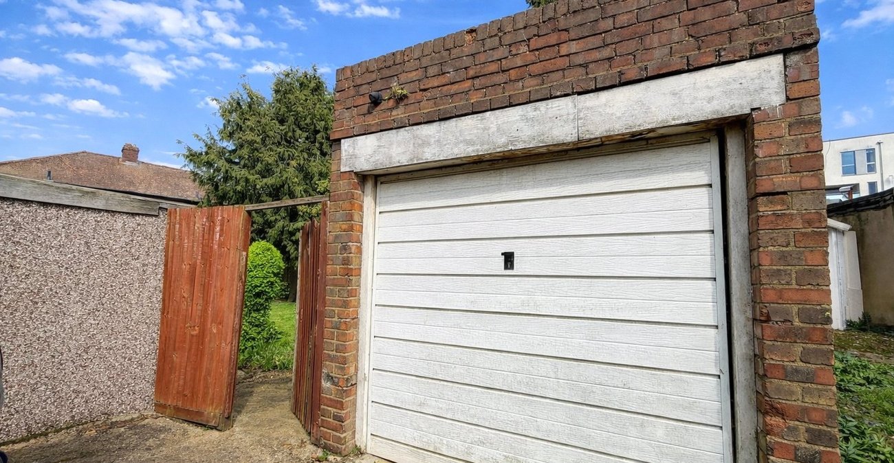 3 bedroom house for sale in London | Robinson Jackson