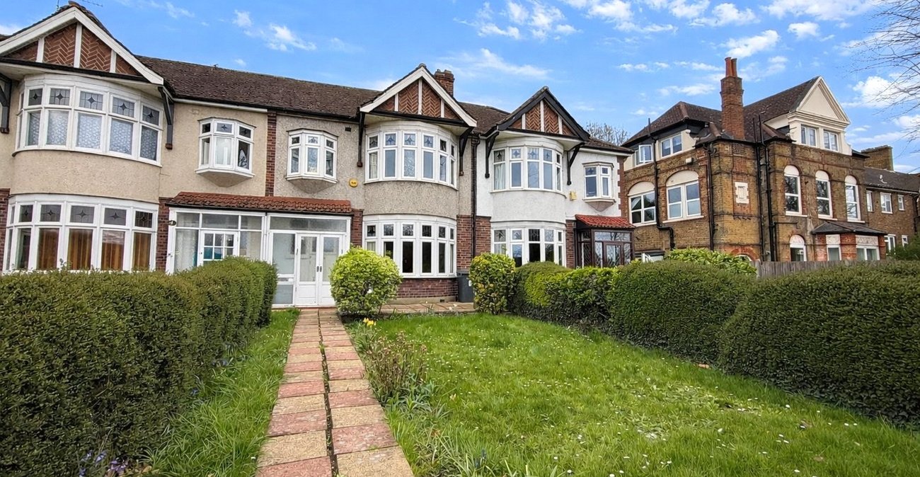 3 bedroom house for sale in London | Robinson Jackson