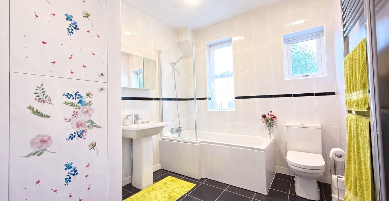 3 bedroom house for sale in London | Robinson Jackson
