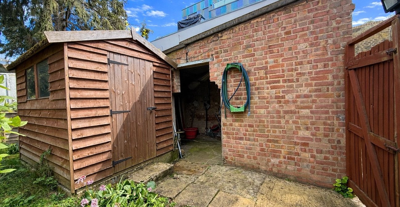 3 bedroom house for sale in London | Robinson Jackson