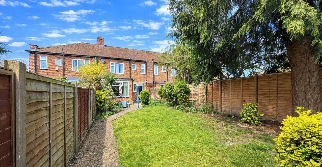 3 bedroom house for sale in London | Robinson Jackson