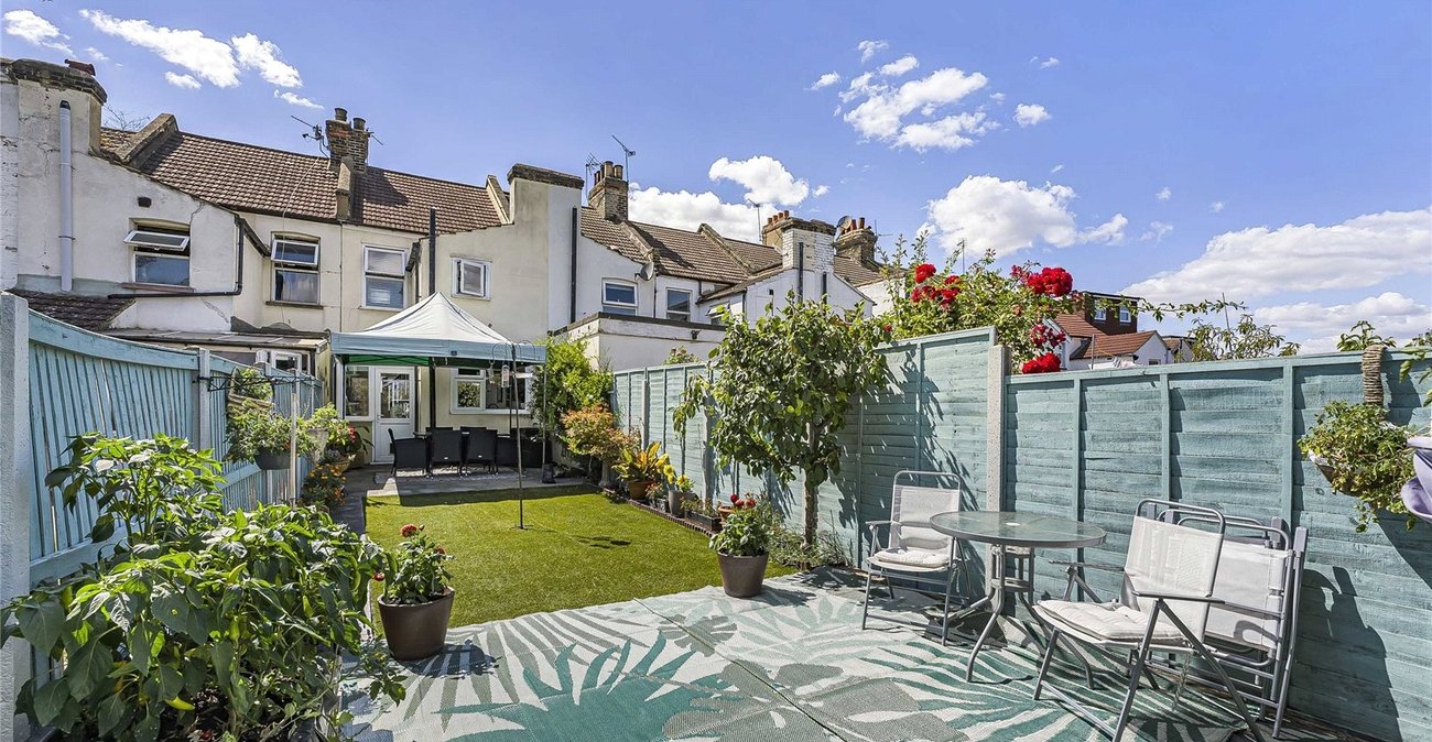 2 bedroom house for sale in Swanscombe | Robinson Jackson
