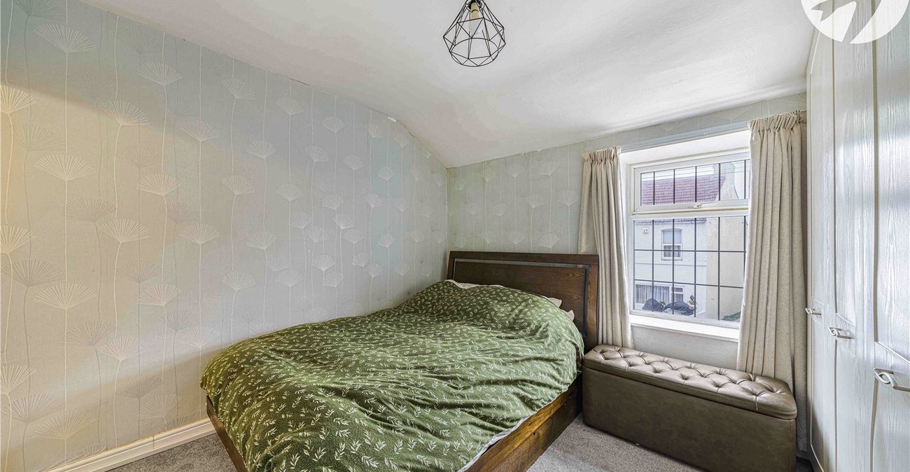 2 bedroom house for sale in Swanscombe | Robinson Jackson